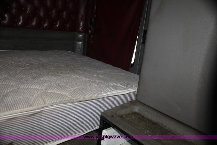 image for item I7407 2006 Kenworth semi truck