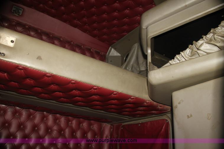 image for item I7407 2006 Kenworth semi truck