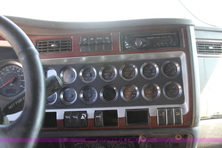 image for item I7407 2006 Kenworth semi truck