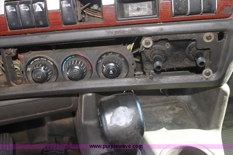 image for item I7407 2006 Kenworth semi truck