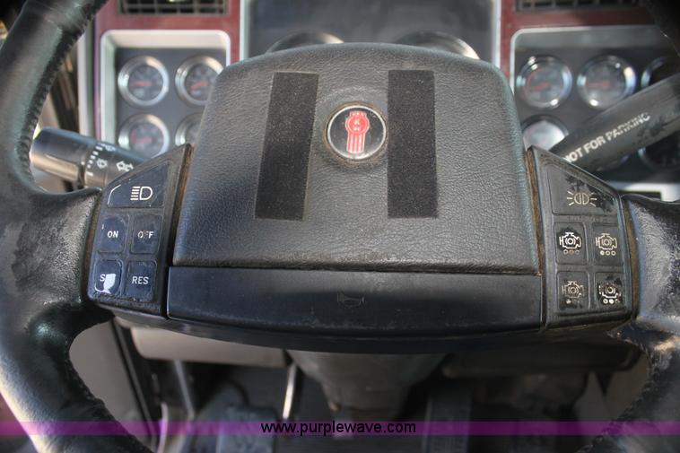 image for item I7407 2006 Kenworth semi truck