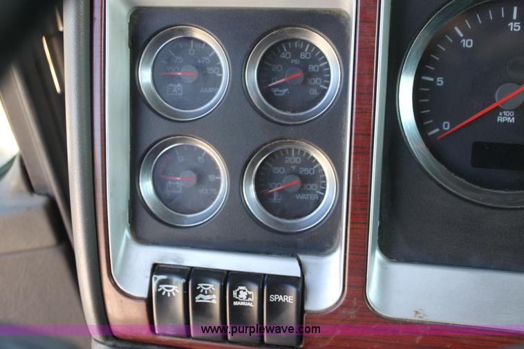 image for item I7407 2006 Kenworth semi truck