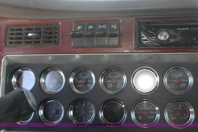 image for item I7407 2006 Kenworth semi truck