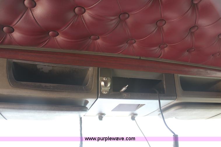 image for item I7407 2006 Kenworth semi truck