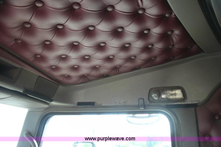 image for item I7407 2006 Kenworth semi truck