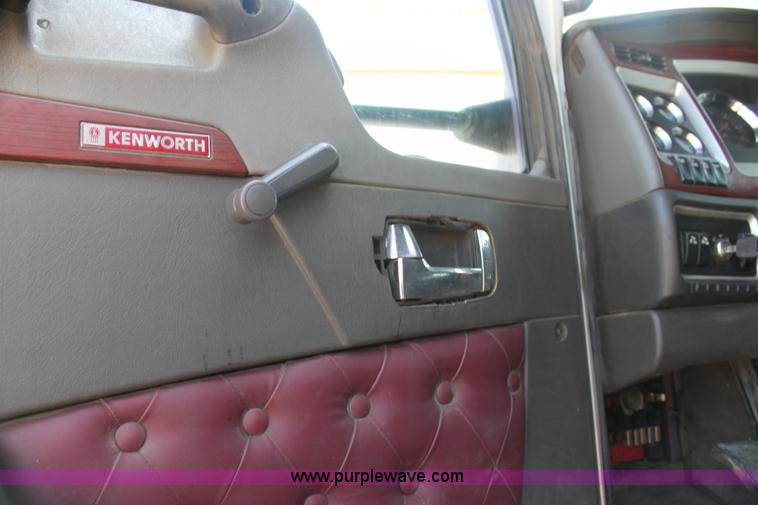 image for item I7407 2006 Kenworth semi truck