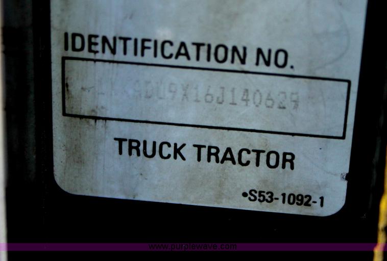 image for item I7407 2006 Kenworth semi truck