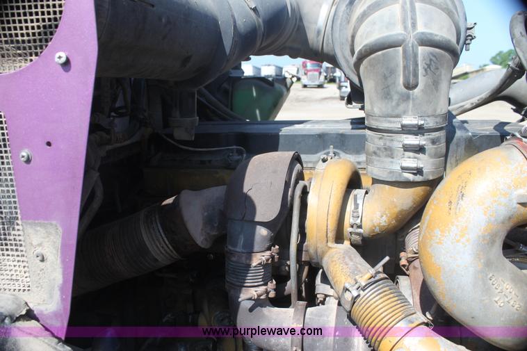 image for item I7407 2006 Kenworth semi truck