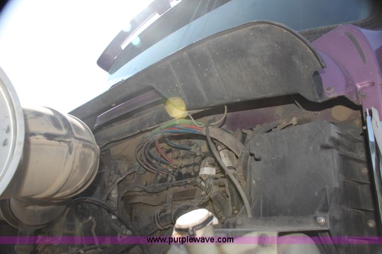 image for item I7407 2006 Kenworth semi truck