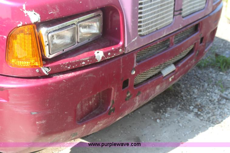 image for item I7407 2006 Kenworth semi truck