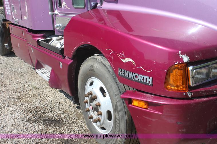 image for item I7407 2006 Kenworth semi truck