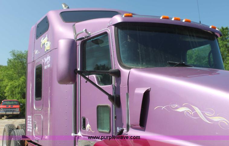 image for item I7407 2006 Kenworth semi truck