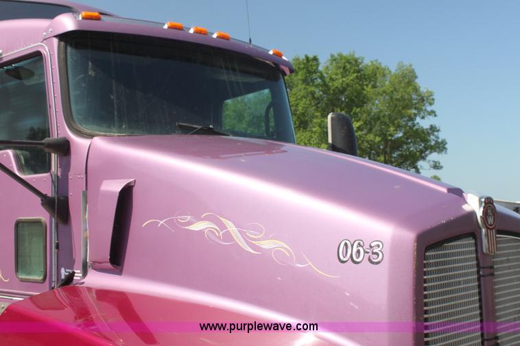 image for item I7407 2006 Kenworth semi truck