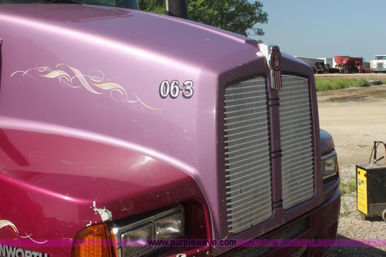 image for item I7407 2006 Kenworth semi truck