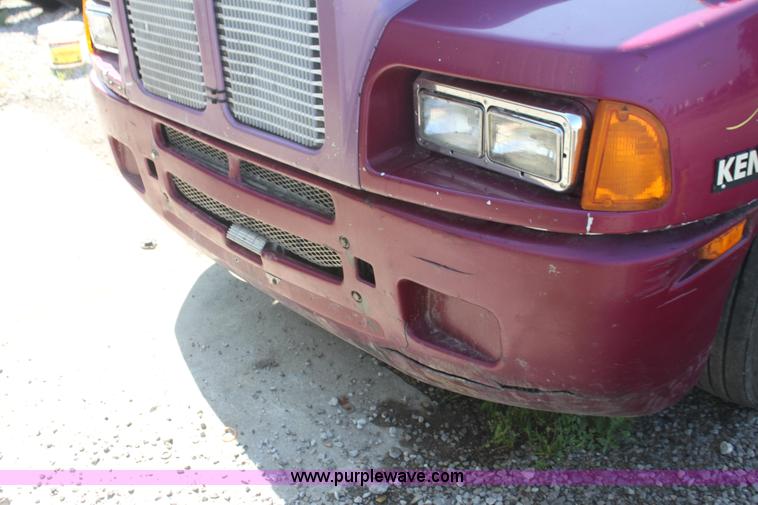 image for item I7407 2006 Kenworth semi truck