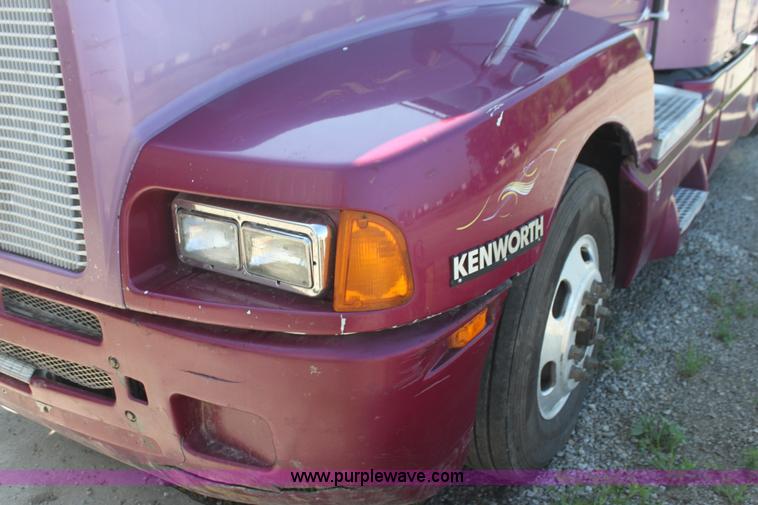image for item I7407 2006 Kenworth semi truck