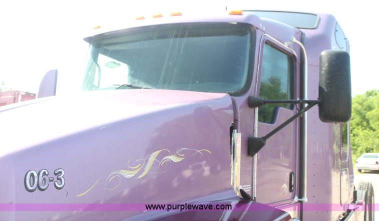image for item I7407 2006 Kenworth semi truck