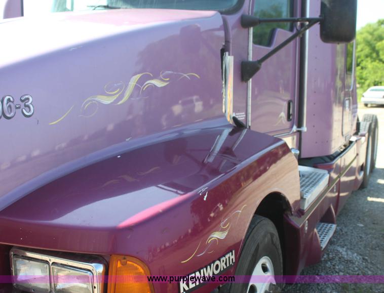 image for item I7407 2006 Kenworth semi truck