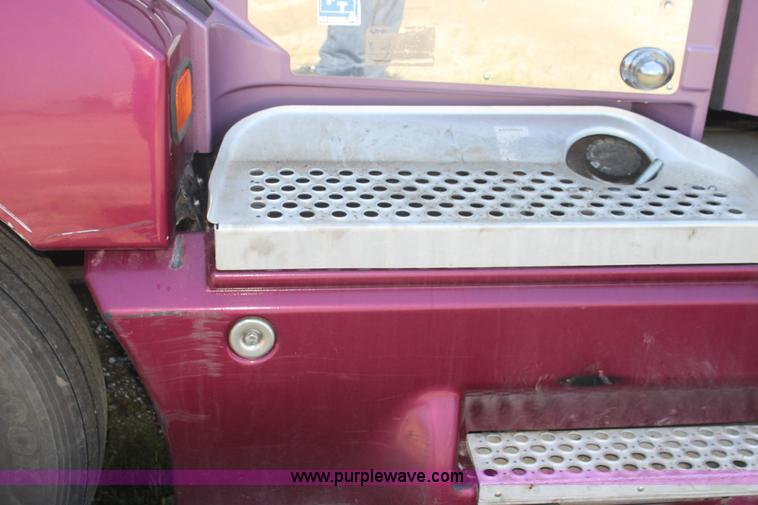 image for item I7407 2006 Kenworth semi truck