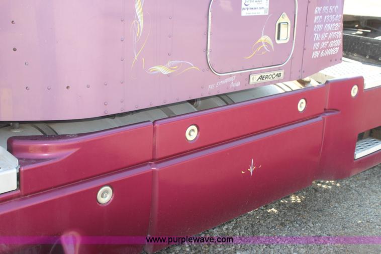 image for item I7407 2006 Kenworth semi truck