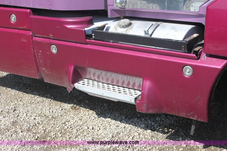 image for item I7407 2006 Kenworth semi truck