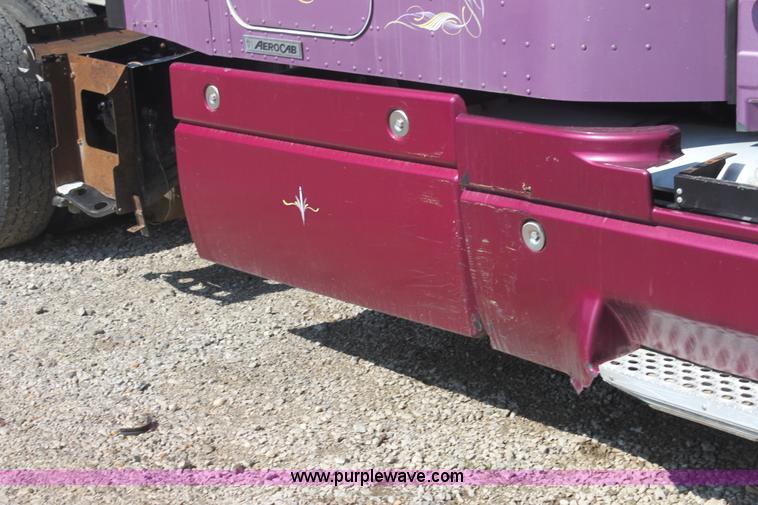 image for item I7407 2006 Kenworth semi truck