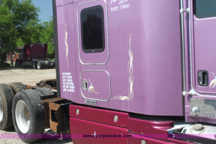 image for item I7407 2006 Kenworth semi truck