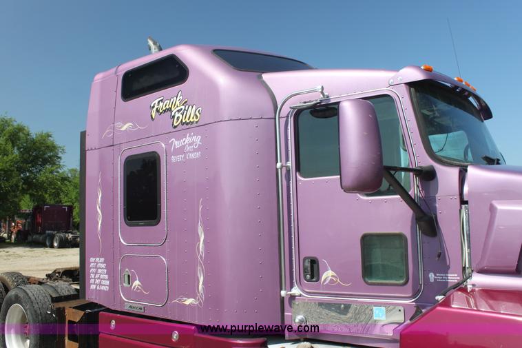 image for item I7407 2006 Kenworth semi truck