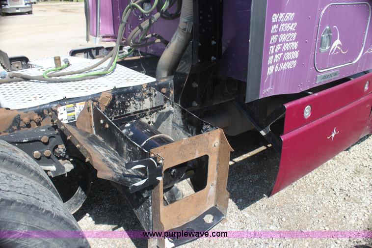 image for item I7407 2006 Kenworth semi truck