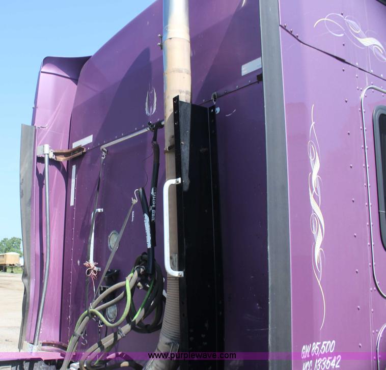 image for item I7407 2006 Kenworth semi truck