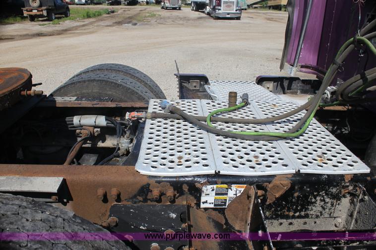 image for item I7407 2006 Kenworth semi truck