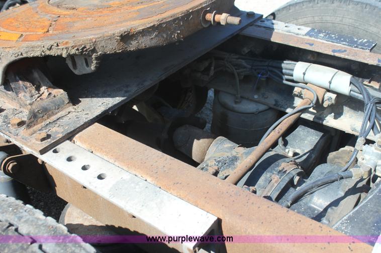 image for item I7407 2006 Kenworth semi truck