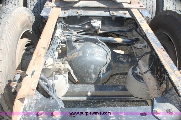 image for item I7407 2006 Kenworth semi truck