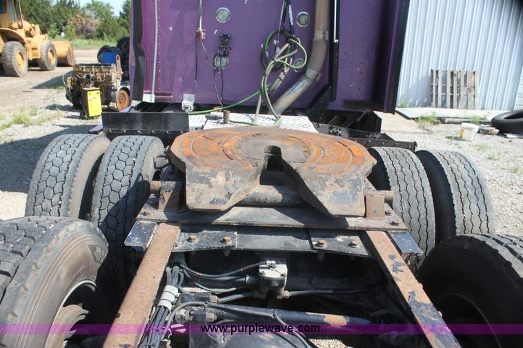 image for item I7407 2006 Kenworth semi truck