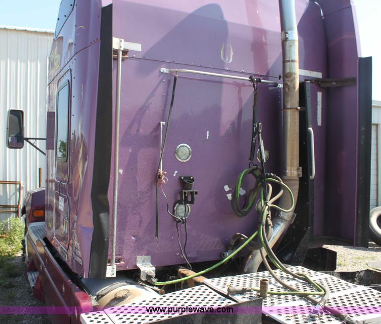 image for item I7407 2006 Kenworth semi truck