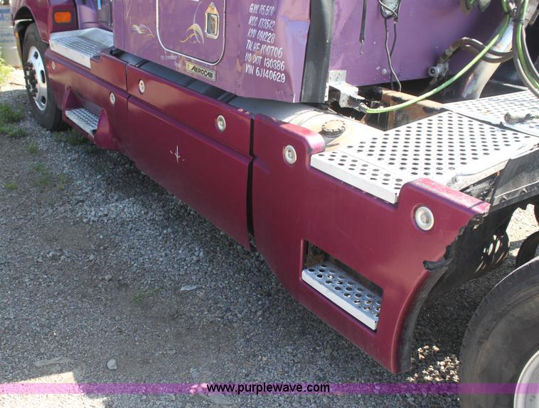 image for item I7407 2006 Kenworth semi truck