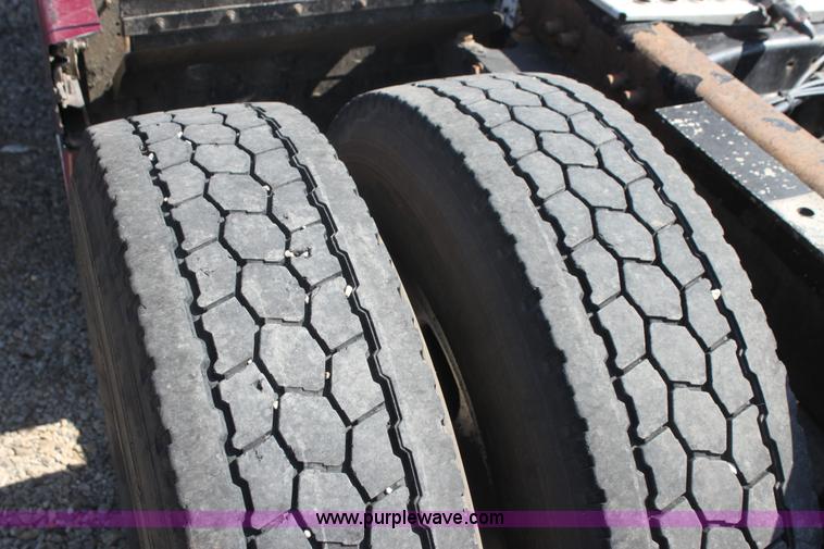 image for item I7407 2006 Kenworth semi truck