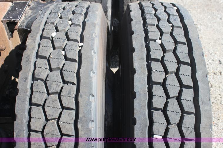 image for item I7407 2006 Kenworth semi truck