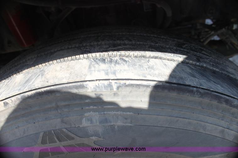 image for item I7407 2006 Kenworth semi truck