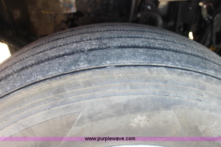 image for item I7407 2006 Kenworth semi truck