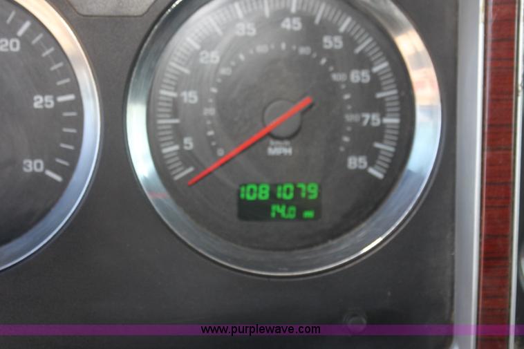 image for item I7407 2006 Kenworth semi truck