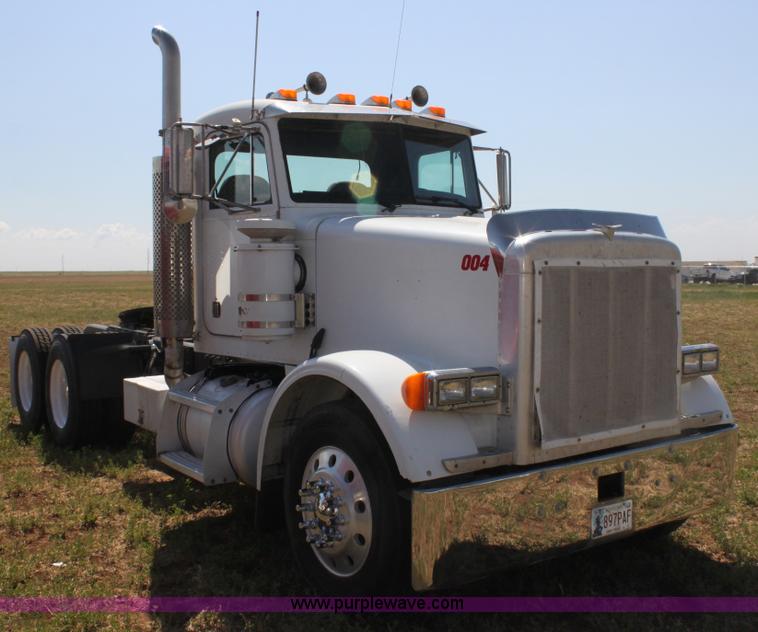 image for item I7428 2002 Peterbilt 378 semi truck
