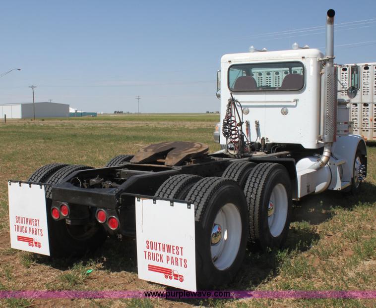 image for item I7428 2002 Peterbilt 378 semi truck