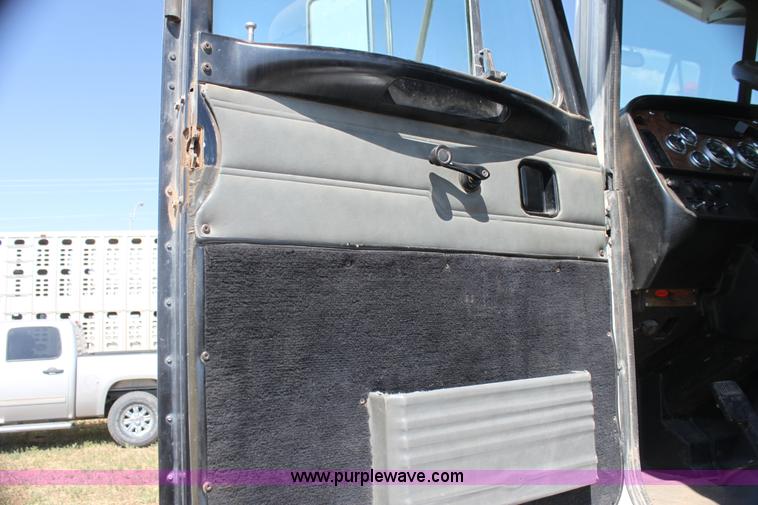 image for item I7428 2002 Peterbilt 378 semi truck