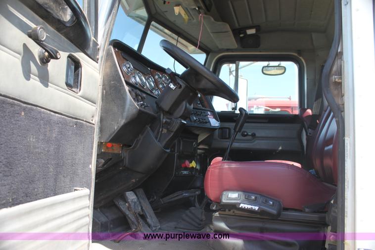 image for item I7428 2002 Peterbilt 378 semi truck