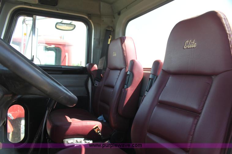 image for item I7428 2002 Peterbilt 378 semi truck