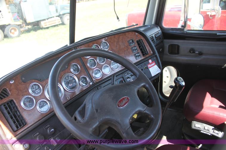 image for item I7428 2002 Peterbilt 378 semi truck