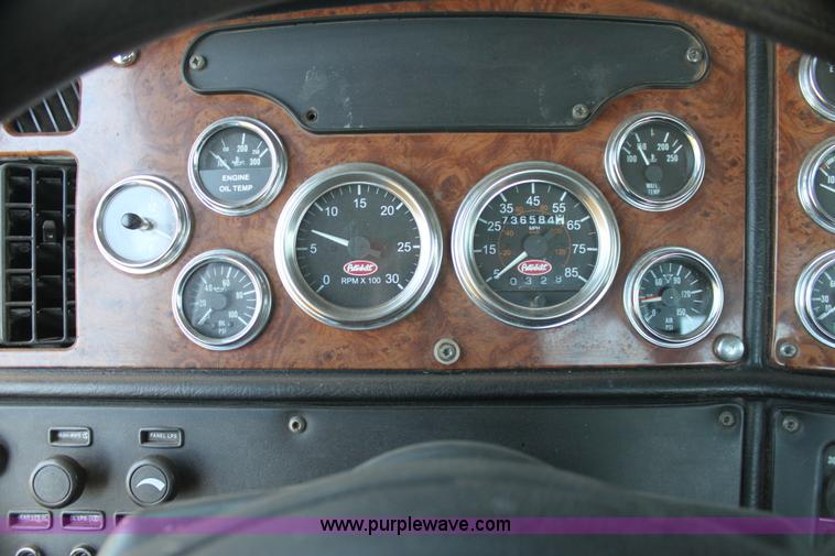 image for item I7428 2002 Peterbilt 378 semi truck