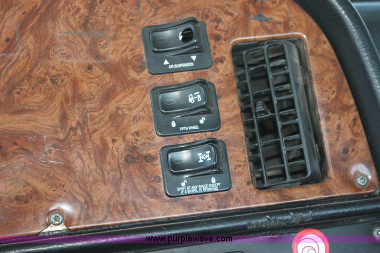 image for item I7428 2002 Peterbilt 378 semi truck