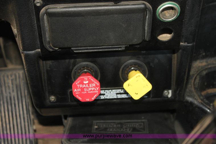 image for item I7428 2002 Peterbilt 378 semi truck